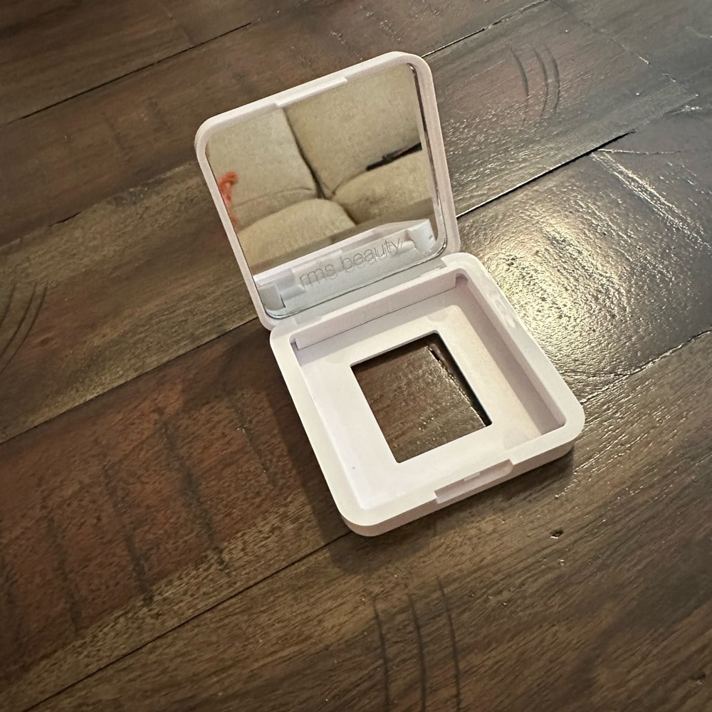 Empty compact for ReDimension Hydra powder blush refill.
